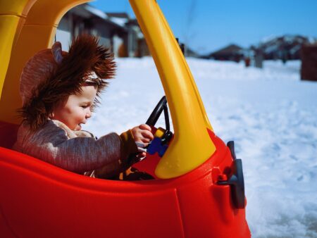 De la voiture en bois à pédale aux voitures électriques pour enfants